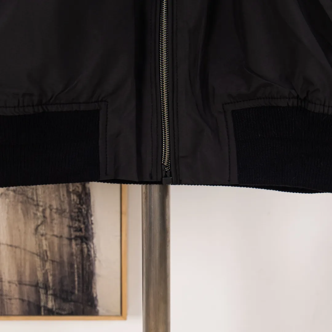 P360 zp version [exclusive supply] - Ralph Lauren/Ralph Lauren SS25 new double-layer windproof and water-repellent classic old cadre style light casual jacket - double-layer design, same color inside and outside S237 high-density micro-water-repellent craft fabric (100% T) ✅ | - Custom-woven double-layer rabbit velvet stitched thread, non-market misprinted mercerized cotton ✅ - Customized two-color webbing strip on the back collar, with zipper side pockets inside ✅ - POLO brand zipper, genuine leather zipper piece, dark and light two-color buttons ✅ - RL25SS new jacket fabric is made of lightweight polyester fiber, windproof and waterproof, more lightweight, suitable for traveling or daily outdoor sports, simple line design and wide and neat tailoring, unisex style for both men and women, good for commuting, classic and durable, Color: Black, Gray White, Light Card Size: S M L XL Number: WW10738
